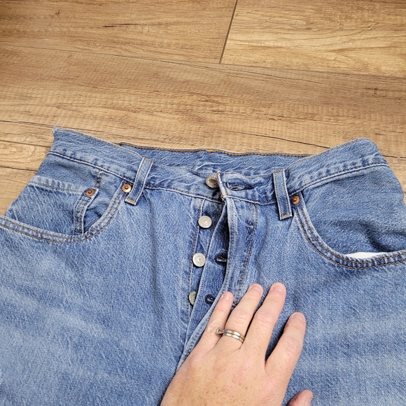 Levi's Women's 501 original light wash straight leg distressed button fly jeans - Picture 5 of 15